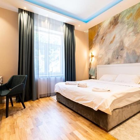 Black Gate - Quiet Studio In The Heart Of Old Town With Free Private Secured Parking Brasov Exterior photo