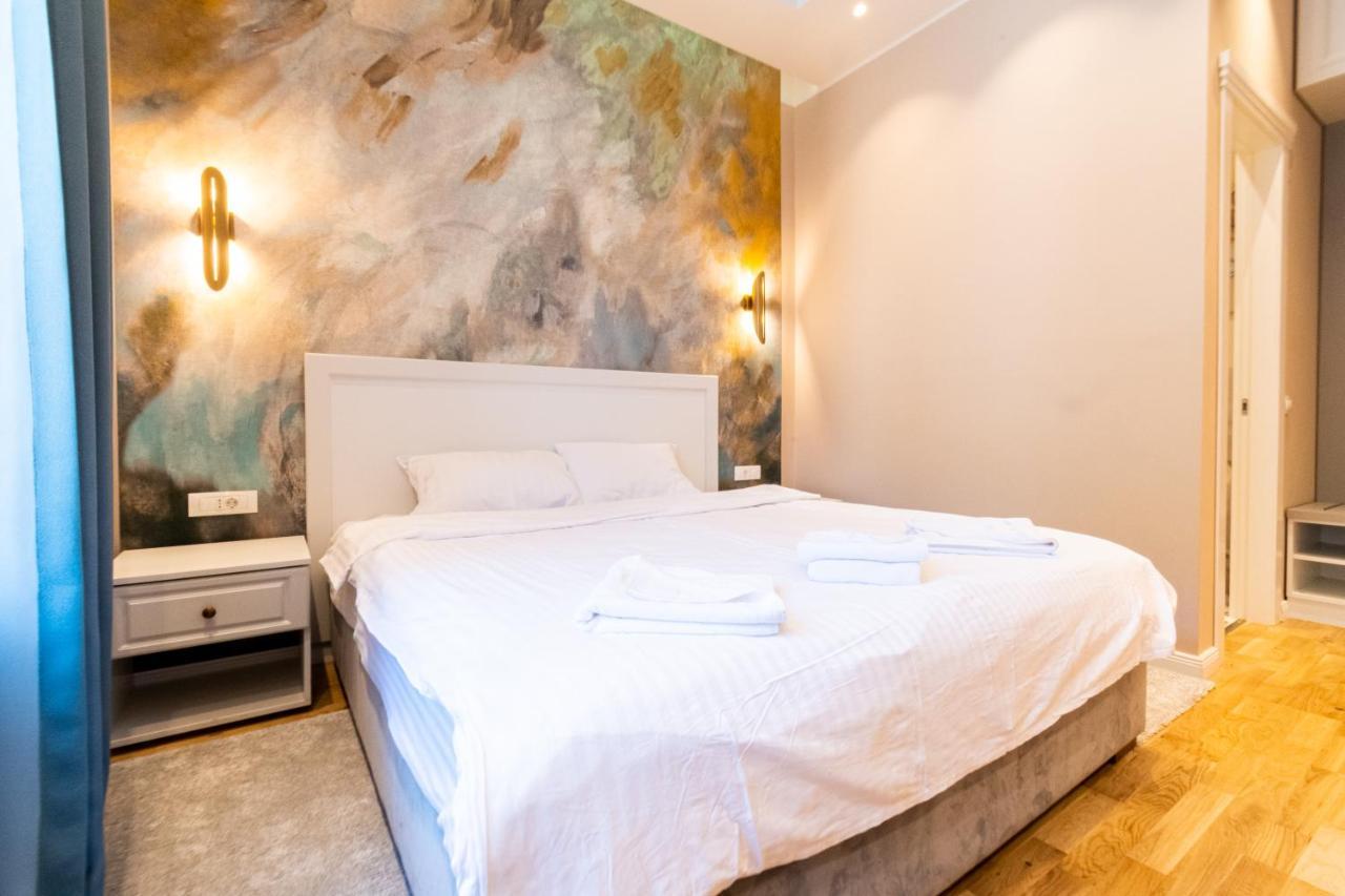 Black Gate - Quiet Studio In The Heart Of Old Town With Free Private Secured Parking Brasov Exterior photo