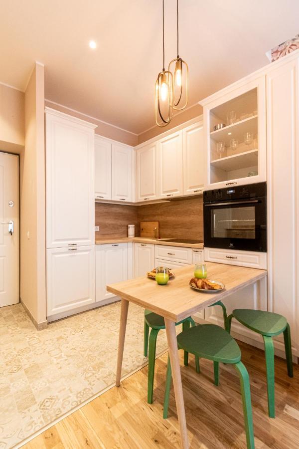 Black Gate - Quiet Studio In The Heart Of Old Town With Free Private Secured Parking Brasov Exterior photo