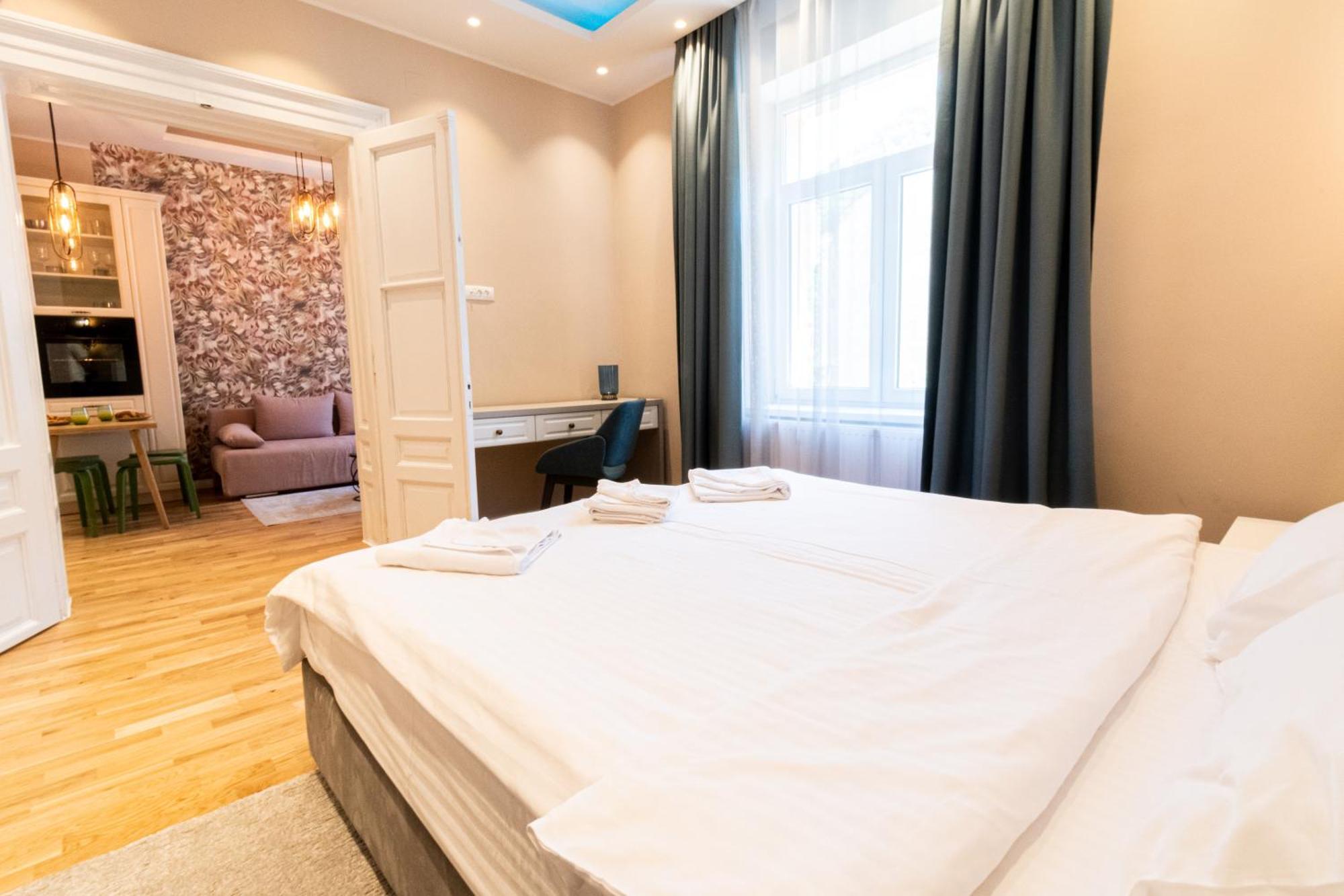 Black Gate - Quiet Studio In The Heart Of Old Town With Free Private Secured Parking Brasov Exterior photo
