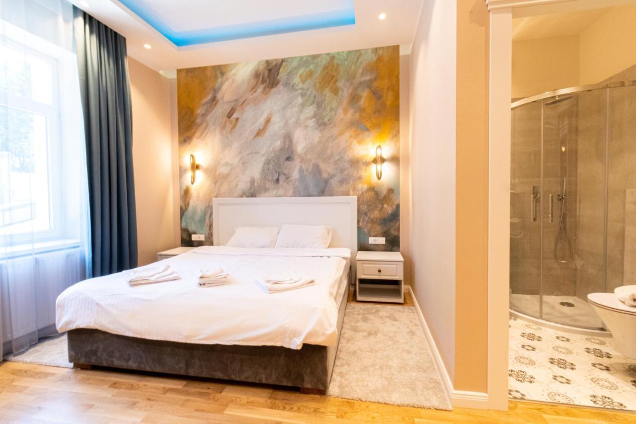 Black Gate - Quiet Studio In The Heart Of Old Town With Free Private Secured Parking Brasov Exterior photo