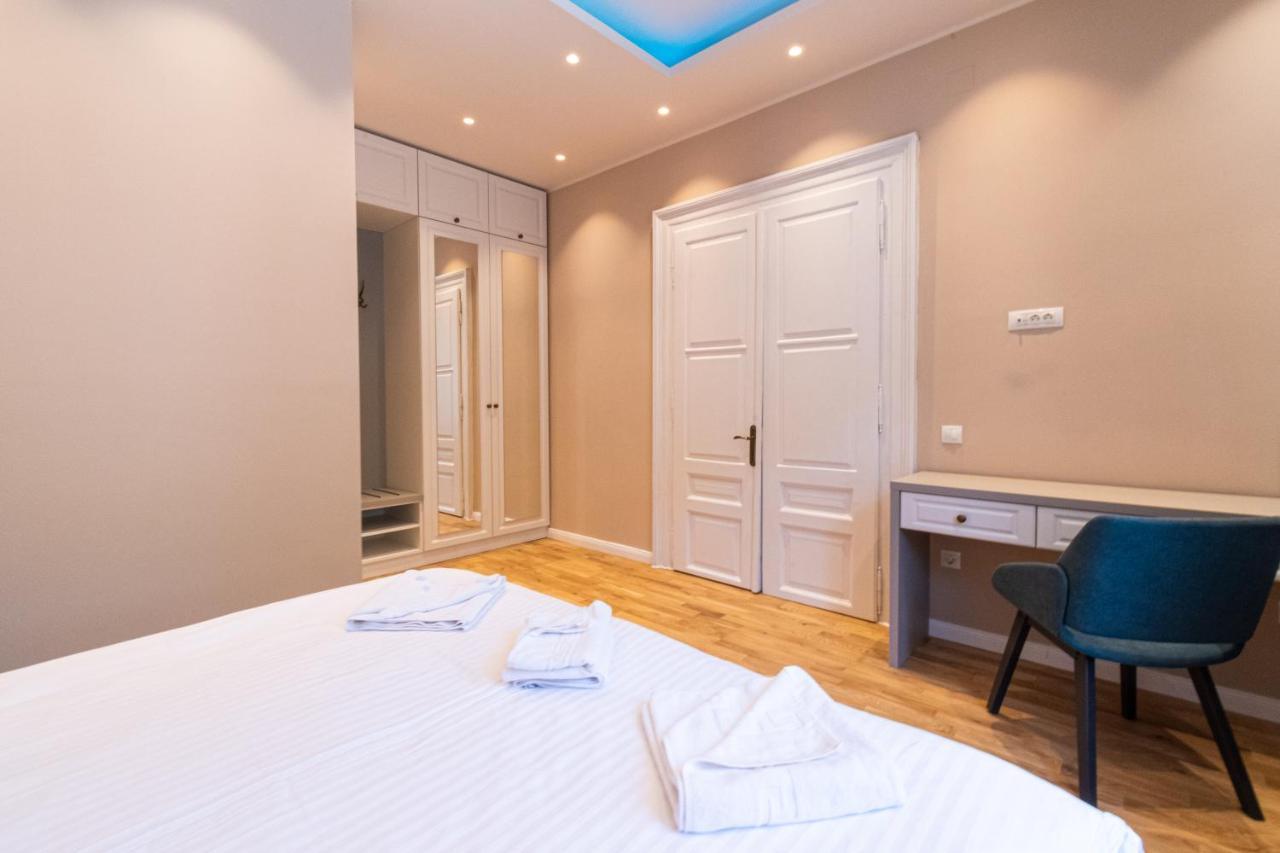 Black Gate - Quiet Studio In The Heart Of Old Town With Free Private Secured Parking Brasov Exterior photo