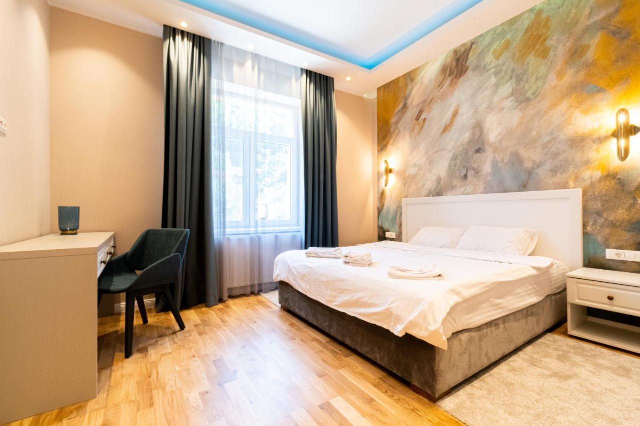 Black Gate - Quiet Studio In The Heart Of Old Town With Free Private Secured Parking Brasov Exterior photo