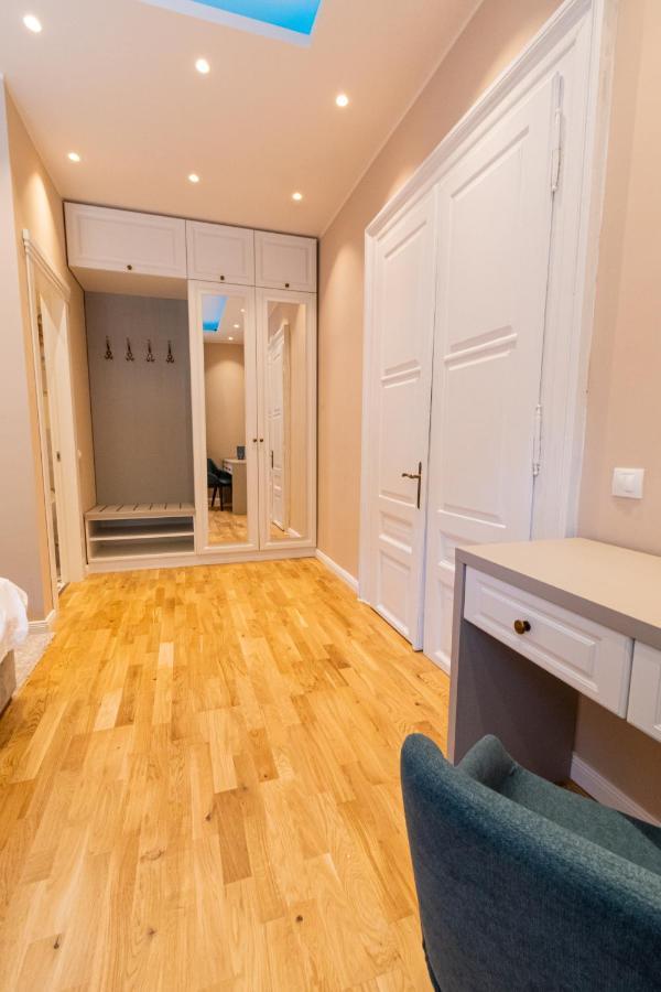 Black Gate - Quiet Studio In The Heart Of Old Town With Free Private Secured Parking Brasov Exterior photo