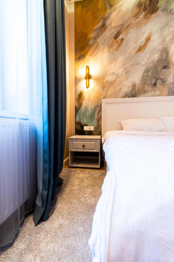 Black Gate - Quiet Studio In The Heart Of Old Town With Free Private Secured Parking Brasov Exterior photo