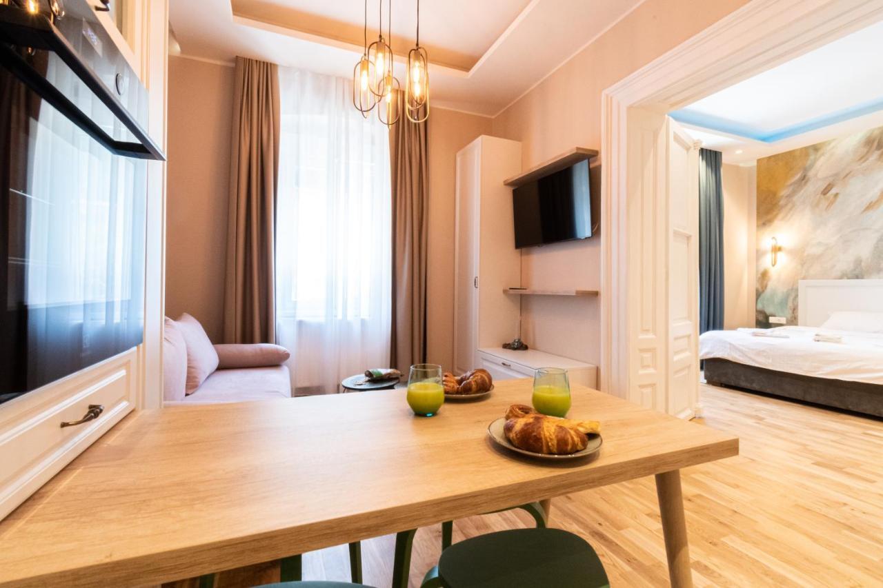 Black Gate - Quiet Studio In The Heart Of Old Town With Free Private Secured Parking Brasov Exterior photo