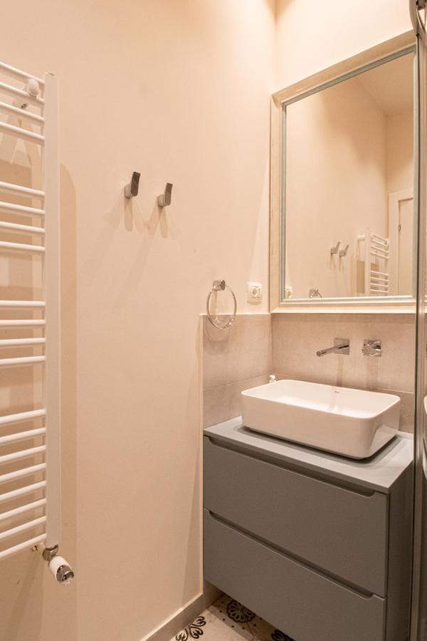 Black Gate - Quiet Studio In The Heart Of Old Town With Free Private Secured Parking Brasov Exterior photo