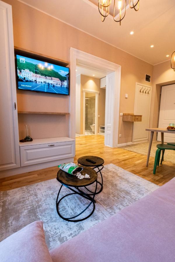 Black Gate - Quiet Studio In The Heart Of Old Town With Free Private Secured Parking Brasov Exterior photo